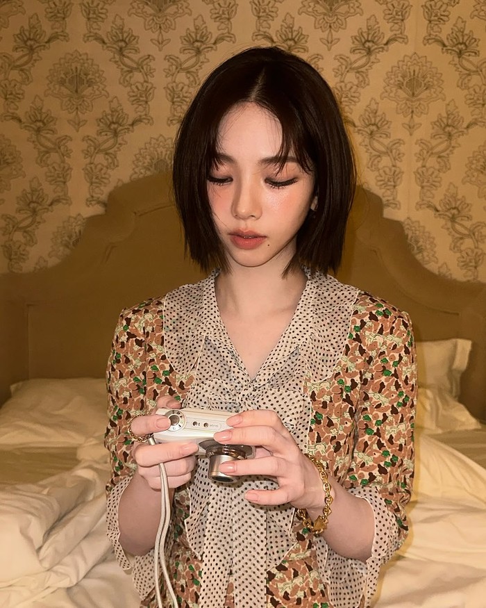 Karina aespa perdana memamerkan gaya rambut baru saat tiba di Bandara Internasional Incheon (ICN) untuk menghadiri Prada FW25 di Milan, Italia. Transformasi rambutnya yang dramatis pun sontak menjadi pusat atensi./ Foto: instagram.com/katarinabluu