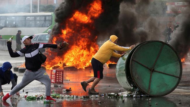 UU Ikan Buat Chaos Satu Negara, Warga Ngamuk Bakar-bakaran