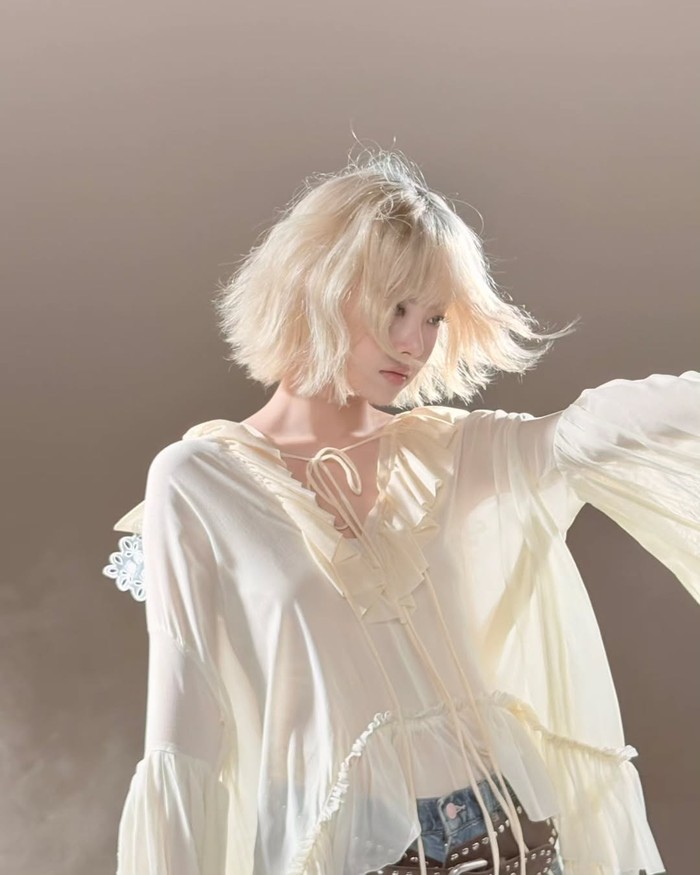 Kejutkan penggemar, salah satu foto konsep comeback LE SSERAFIM dengan mini album ke-5, ‘HOT’, menampilkan Hong Eunchae dengan model rambut bob pirang. Meski ternyata cuma wig, namun ia menerima banyak pujian dari fans./ Foto: instagram.com/hhh.e_c.v