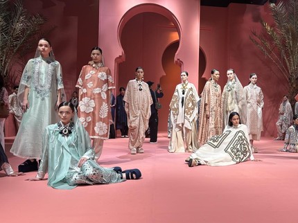 Bukan Cokelat Mahogany, Tampil Cantik dan Elegan dengan Koleksi Raya 2025 Bernuasa Biru & Pastel