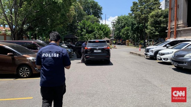 Kortas Tipikor Mabes Polri membawa enam boks container berukuran besar, usai menggeledah PTPN I Regional 4 selama 11 jam di Surabaya pada Rabu (12/3).