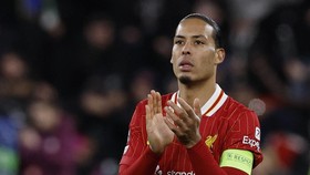 Resmi Bertahan di Liverpool, Van Dijk Jadi Bek dengan Gaji Termahal