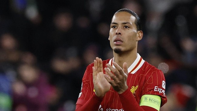 Virgil van Dijk terlihat berbincang dengan bos Paris Saint-Germain (PSG), Nasser Al-Khelaifi usai Liverpool tersingkir di babak 16 besar Liga Champions.