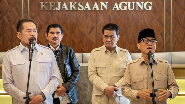 Menteri Desa dan Pembangunan Daerah Tertinggal Yandri Susanto menemui Jaksa Agung Sanitiar Burhanuddin pada Rabu (12/3).