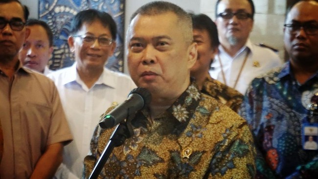 Harus Seimbang Menhub Dudy Purwagandhi mengaku bisa saja menurunkan potongan aplikasi ojol dari 20 persen menjadi 10 persen. Tapi dia harus komunikasi dengan pengusaha.