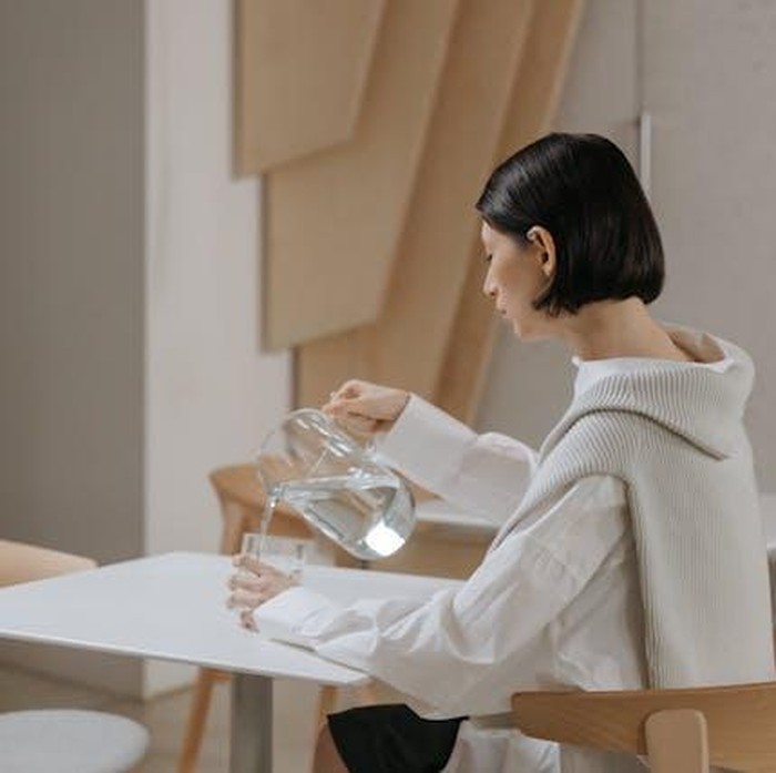 Minum Air Putih yang Cukup/Foto: Pexels.com/ cottonbro studio