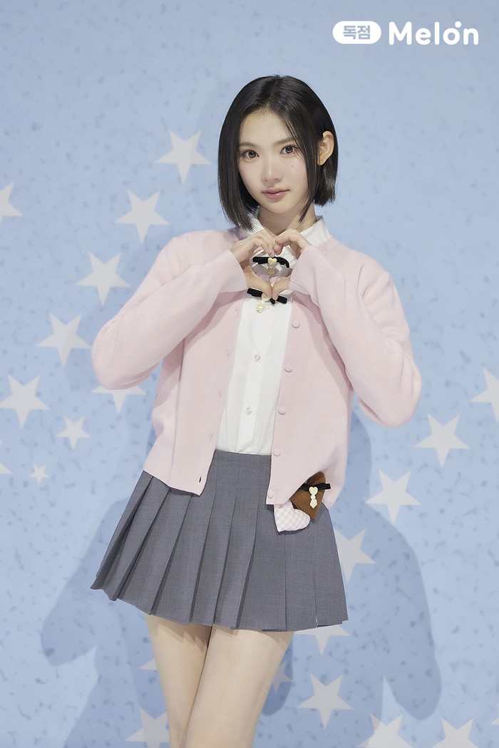 Nama Jiwoo, leader Hearts2Hearts kelahiran tahun 2006, langsung jadi perbincangan hangat di jagat maya sejak ia pertama kali diperkenalkan ke publik berkat visual sang idola yang unreal dan bob haircut-nya yang menawan./ Foto: x.com/melon