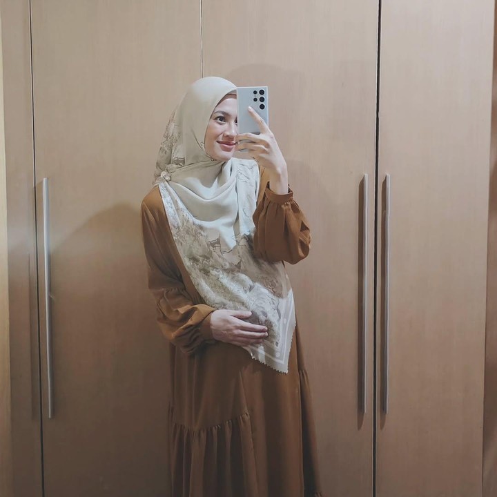 <p>Gaya berbusana artis cantik Alyssa Soebandono saat hamil anak ketiga juga bisa menjadi inspirasi OOTD bukber nih. Istri Dude Harlino ini mengenakan gamis bumil cokelat panjang yang dipadukan dengan jilbab motif berwarna ivory. Alyssa memamerkan gaya berbusananya ini saat hamil 36 minggu. (Foto: Instagram @ichasoebandono)</p>