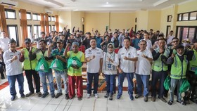 Kang DS Bagikan 11 Ribu Sembako, Ringankan Beban Opang & Petugas B3S