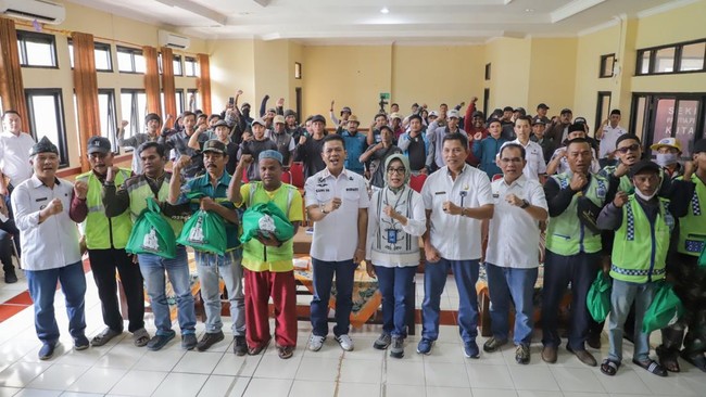 Bupati Bandung Kang DS membagikan 11 ribu sembako ke opang dan petugas B3S di 31 kecamatan untuk meringankan beban mereka sekaligus membantu ketahanan pangan.