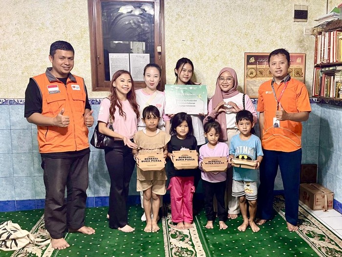 Penyaluran paket buka puasa bersama oleh barenbliss dan Rumah Zakat