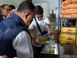 Blusukan ke Distributor Minyakita, Polisi Trenggalek Pastikan Takaran Pas