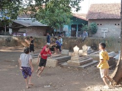 Minimnya RTH Bikin Anak-anak Kota Cirebon Bermain di Kuburan-Bandar Udara