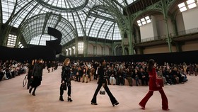FOTO: Chanel Padukan Pita Hitam dan Busana Rajut di Paris Fashion Week