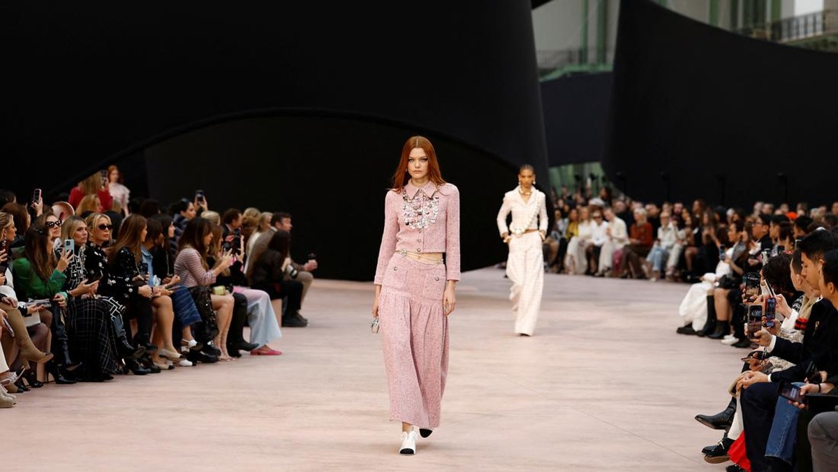 FOTO: Chanel Padukan Pita Hitam dan Busana Rajut di Paris Fashion Week