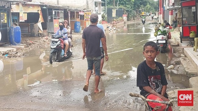 Banjir masih mengepung sejumlah wilayah di Bekasi hingga Selasa (8/7) pagi.