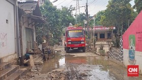 Sampah dan Lumpur Masih Menumpuk di Pondok Gede Permai Bekasi