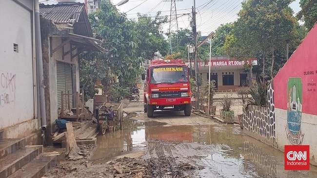 Sejumlah warga masih tinggal di tenda pengungsian lebih dari sepekan usai banjir merendam semua rumah di perumahan Pondok Gede Permai, Kota Bekasi.