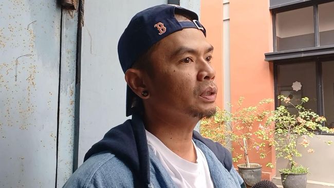 Wendy Cagur dilarikan ke RS akibat penyakit asam lambung atau GERD kambuh. Di lokasi syuting, Wendy sempat mengeluh sakit di bagian dada.