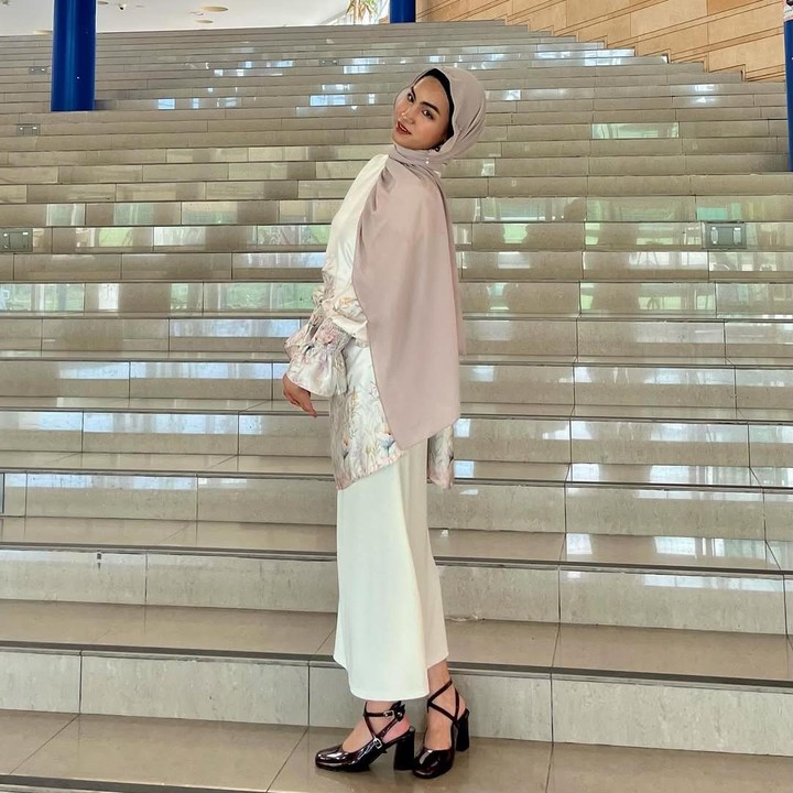 <p><em>Outfit</em> yang dikenakannya kebanyakan menggunakan warna-warna netral atau <em>earth tone</em>, seperti foto yang satu ini. Xaviera terlihat menawan mengenalan blouse motif berwarna putih yang dipadukan dengan rok putih. Ia melengkapi penampilannya dengan hijab cokelat. (Foto: Instagram@xavieraaputri)</p>