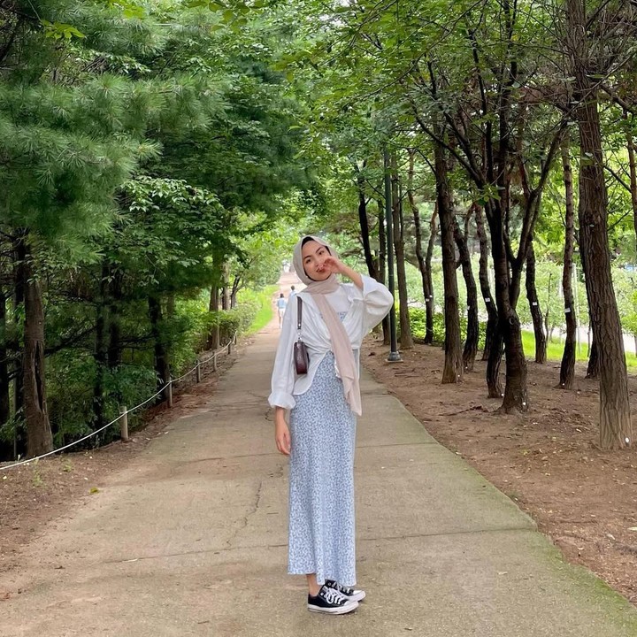 <p>Bunda masih bingung mencari <em>outfit</em> yang cocok untuk buka bersama (bukber) keluarga atau teman-teman? Tak perlu khawatir lagi karena ada banyak inspirasi <em>outfit</em> ala Xaviera Putri yang bisa Bunda ikuti. (Foto: Instagram@xavieraaputri)</p>