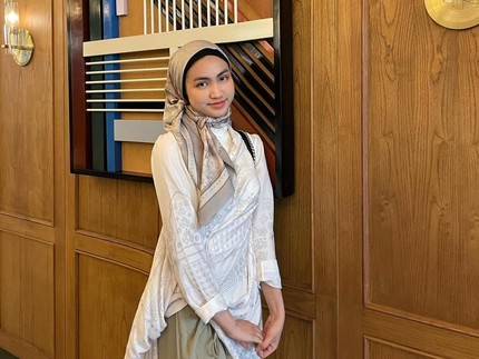 Inspirasi Outfit Bukber ala Xaviera Putri, Tampil Manis dan Stylish dengan Rok