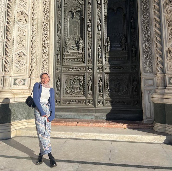 <p>Selain itu, inspirasi <em>outfit</em>-nya yang satu ini juga dapat Bunda ikuti. Ia mengenakan <em>inner</em> putih yang dibalut carrigan berwarna biru. Tak hanya itu, penampilannya dipadukan dengan rok batik berwarna biru yang cantik. Terlihat manis sekali, bukan? (Foto: Instagram@xavieraaputri)</p>