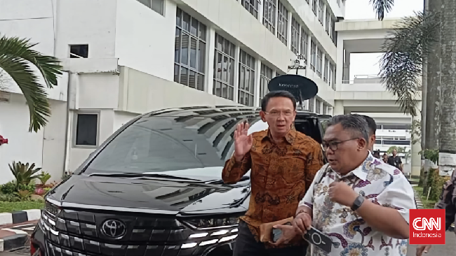 Eks Komisaris Utama PT Pertamina Basuki Tjahaja Purnama namalain Ahok memenuhi panggilan Kejaksaan Agung untuk diperiksa sebagai saksi kasus korupsi Pertamina.