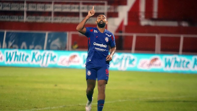 Arema FC menghajar Barito Putera 4-2 dalam laga pekan ke-27 Liga 1 2024/2025 di Stadion Gelora Supriyadi, Kamis (13/3).