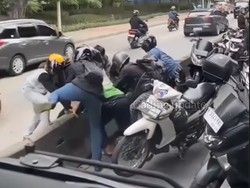 Video: Diduga Hindari Razia, Pemotor Kompak Bongkar Separator Busway di Jakut
