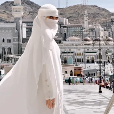 Tampil Pakai Cadar Saat Umrah, Celine Evangelista Menangis Saat Cium Ka'bah