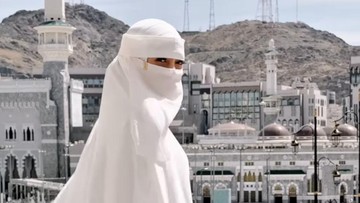Tampil Pakai Cadar Saat Umrah, Celine Evangelista Menangis Saat Cium Kabah