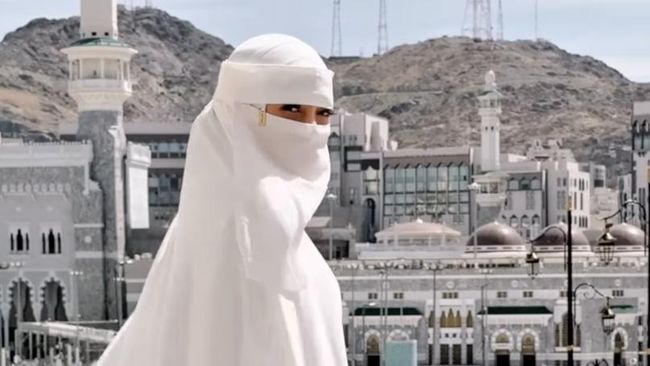 Tampil Pakai Cadar Saat Umrah, Celine Evangelista Menangis Saat Cium Kabah