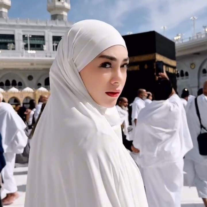 <p>Artis Celine Evangelista tengah menjalani ibadah umrah di Tanah Suci. Melalui unggahan di Instagram, Bunda empat anak ini membagikan momen saat mengunjungi Ka'bah di kota Mekkah, Arab Saudi. (Foto: Instagram @celine_evangelista)</p>