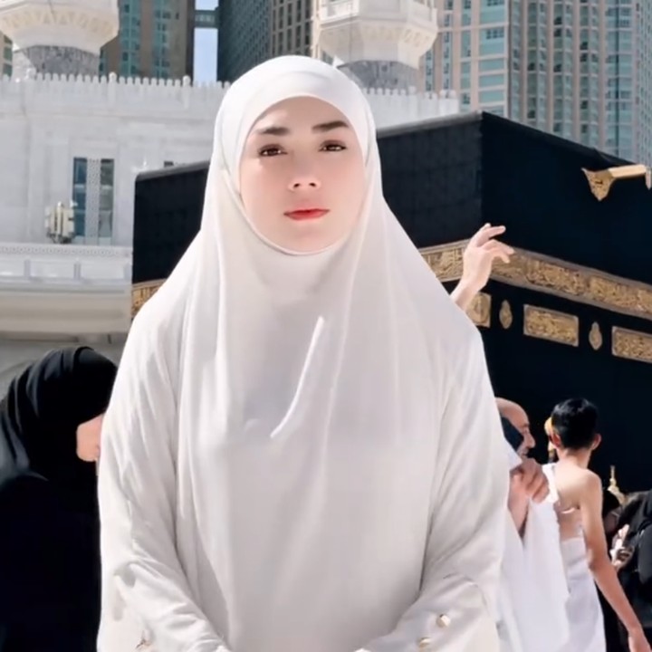 <p>Dalam video yang diuggahnya, Celine terlihat mengenakan pakaian ihram perempuan berwarna putih. Perempuan 32 tahun ini terlihat cantik mengenakan jilbab panjang berwarna senada dengan pakaiannya. (Foto: Instagram @celine_evangelista)</p>