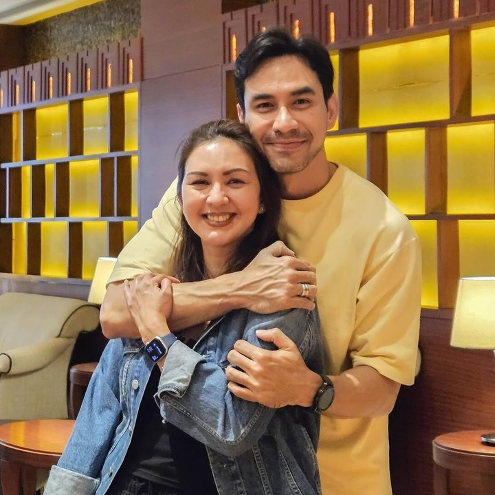 <p>Donna dan Darius memang dikenal sebagai pasangan yang memiliki tolerasi tinggi. Beberapa tahun lalu, pasangan ini juga pernah masak takjil untuk diberikan ke petugas keamanan komplek rumah mereka, Bunda. (Foto: Instagram @darius_sinathrya/ @dagnesia)</p>