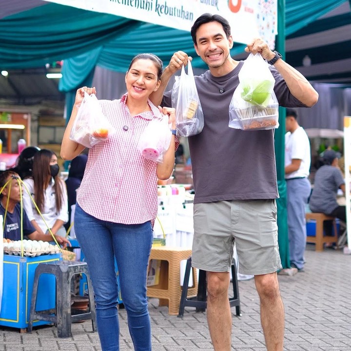 <p>Pasangan ini juga menunjukkan takjil yang dibeli sebelum waktu berbuka puasa. Donna dan Darius kompak menenteng plastik makanan yang berisi banyak takjil. (Foto: Instagram @darius_sinathrya/ @dagnesia)</p>