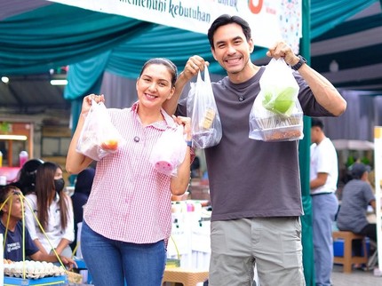 Darius & Donna Agnesia Berburu Takjil untuk Karyawan, Intip Potretnya Tenteng Plastik Makanan