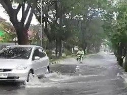 Jalanan Kota Malang Tergenang Dampak Hujan Deras