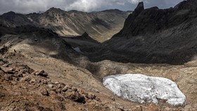 FOTO: 'Napas Terakhir' Dewa Gunung Kenya Dihantam Krisis Iklim
