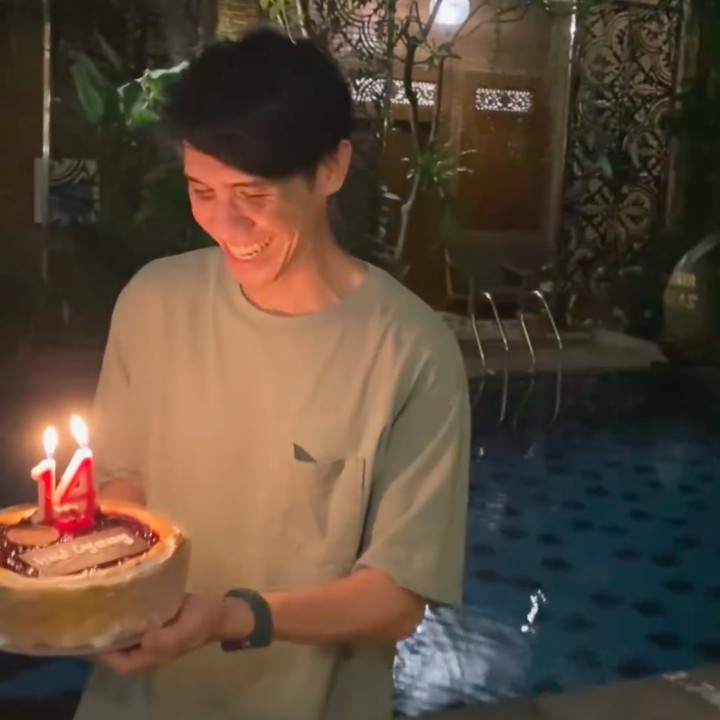 <p>Dalam rangka merayakan ulang tahun sang suami, Prisia pun membuatkan sebuah kejutan sederhana. Ia membawakan sebuah kue dengan tulisan lilin angka '14'. (Foto: Instagram: @iedilputra)</p>