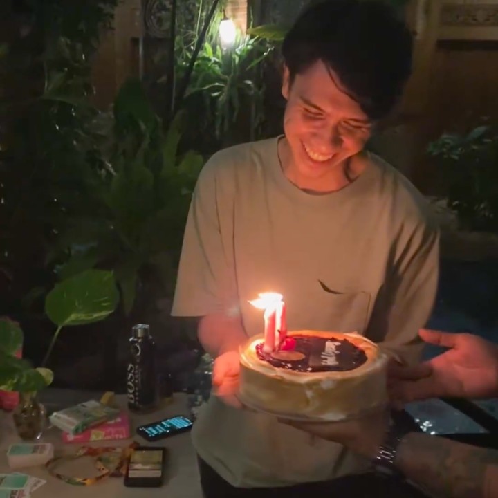 <p>Pada kolom keterangan, Iedil mengucapkan rasa syukur atas bertambahnya usianya ini, Bunda. Ia juga berterima kasih kepada sang istri dan mengungkapkan rasa cintanya yang mendalam. (Foto: Instagram: @iedilputra)</p>