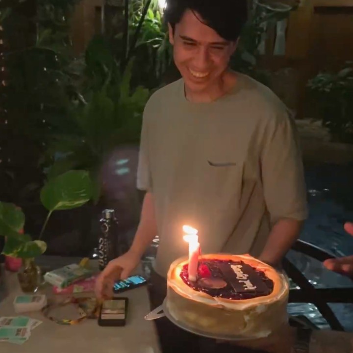 <p>Momen ini dibagikan langsung oleh Iedil melalui laman Instagram-nya. Iedil pun terlihat terkejut ketika Prisia datang sambil menyanyikan lagu <em>Happy Birthday</em> untuknya. (Foto: Instagram: @iedilputra)</p>