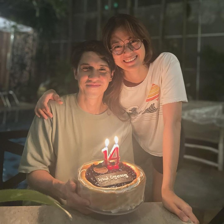 <p>"Sebelum hari ini berakhir. Terima kasih atas ucapan selamat ulang tahun dan doa yang indah. Kalian semua, dengan cara kalian sendiri, telah memainkan peran dalam ceritaku, dan aku menghargai setiap momen. Merasa sangat diberkati dengan semua cinta di hari ulang tahun. Dan terima kasih yang sebesar-besarnya kepada Cyengku atas kejutannya! Aku yakin kamu sudah lupa (lagi!) dan sudah siap tidur. Aku mencintaimu tanpa henti, lebih dan lebih! Kamu hampir lupa lagi kan? Pasti <em>@tamarra___</em> yang ingetin <em>hehe</em>," ujar Iedil.  (Foto: Instagram: @iedilputra)</p>