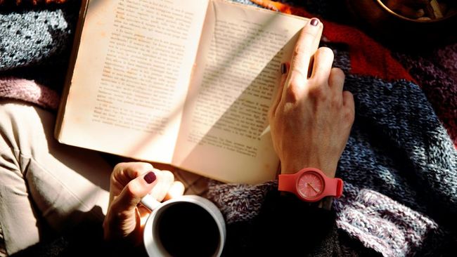 Bukan Sekedar Bacaan! Ternyata Ini 6 Manfaat Baca Buku yang Mungkin Belum Kamu Ketahui