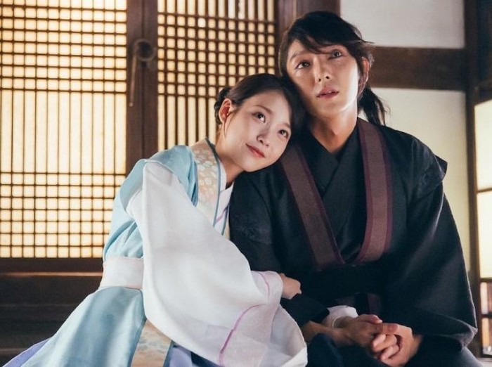 Drama ini mengisahkan seorang perempuan dari masa kini yang terlempar ke masa lalu. Dia dipaksa hidup sebagai rakyat dari seorang raja kejam.