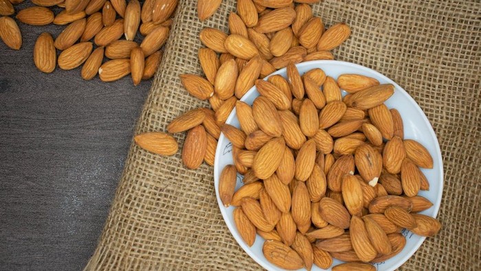 img-title Jadikan Camilan, Ini 7 Manfaat Mengonsumsi Kacang Almond untuk Kesehatan Tubuh