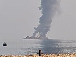 Kesaksian Warga Dengar Suara Ledakan Saat Kapal Terbakar di Laut Lamongan