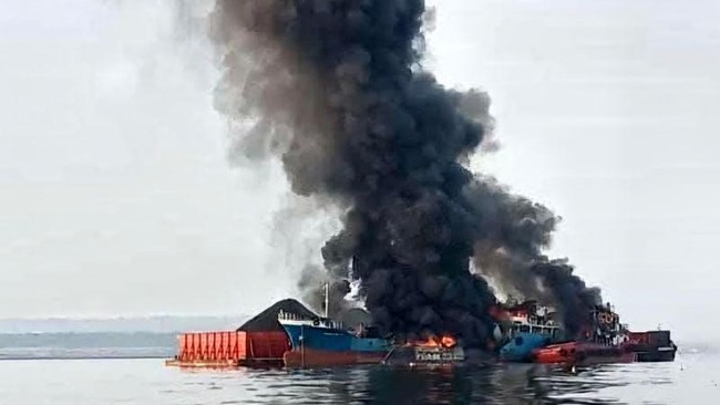 Kapal meledak dan terbakar di perairan Lamongan, Kamis pagi. Ada dua korban tewas dan 15 korban selamat yang dievakuasi ke RS.