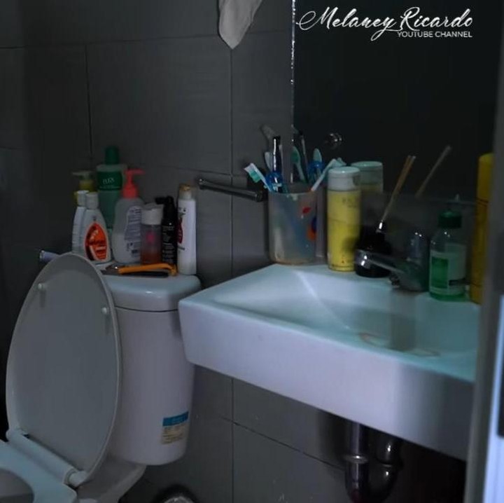 <p>Meski tidak luas, kos-kosannya itu memiliki kamar mandi di dalam. Kamar mandinya ini dilengkapi dengan bak mandi, <em>shower</em>, wastafel, dan toilet duduk. Tak hanya itu, Nunung juga menyisihkan tempat untuk menaruh cucian kotor di kamar mandi. (Foto: YouTube Melaney Ricardo)</p>